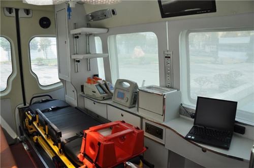 连山救护车内部
